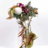 Новогодняя композиция из стеклянной вазы и живых цветов