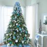 Красивое оформление новогодней елки в голубых и белых тонах